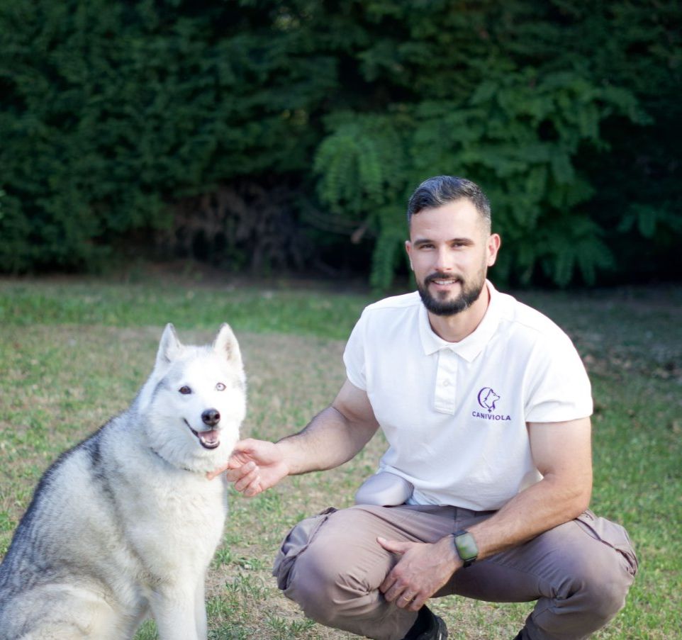 Éducateur canin Caniviola et un chien Husky sibérien dans un parc